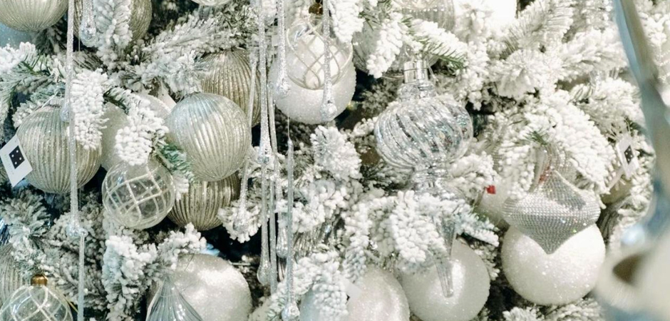 Дизайнерская Елка Заснеженная с Белыми елочными игрушками Christmas Tree White Hoarfrost - фото