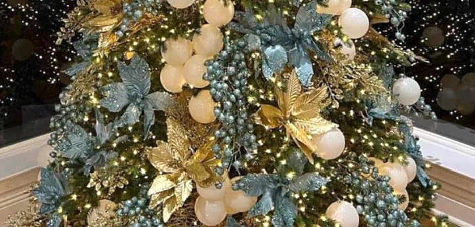 Дизайнерская Елка украшенная Золотыми и Голубыми Цветами Golden and Blue Flowers - фото