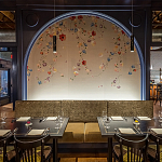 Обои ручная роспись Falling Flowers Standard colourway on Pale Grey dyed silk варинант исполнения - 1 | Loft Concept в Москве