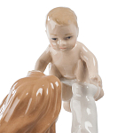 Статуэтка фарфоровая Девушка с ребенком Charming Statuette варинант исполнения - 1 | Loft Concept в Москве