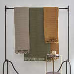 Плед из шерсти зеленого цвета с бахромой Waffle Comfort варинант исполнения - 4 | Loft Concept в Москве