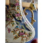 Ваза белого цвета из фарфора с цветочным рисунком и бронзовыми ручками с фигурками птиц Eden Garden porcelain and bronze варинант исполнения - 4 | Loft Concept в Москве