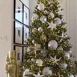 Украшенная Новогодняя Елка с серебряными шарами и звездами варинант исполнения - 1 | Loft Concept в Москве