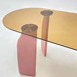 Обеденный стол со стеклянной столешницей и розовыми ножками с тканевой обивкой Wrigley варинант исполнения - 4 | Loft Concept в Москве