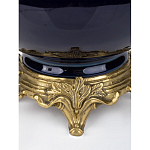 Ваза темно-синяя фарфоровая на бронзовой подставке с ажурным ободком и изогнутыми ручками Eden Garden варинант исполнения - 3 | Loft Concept в Москве