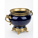 Ваза темно-синяя фарфоровая на бронзовой подставке с ажурным ободком и изогнутыми ручками Eden Garden варинант исполнения - 2 | Loft Concept в Москве
