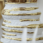 Ваза белая с рельефной поверхностью и золотыми полосами Vase Beehive варинант исполнения - 3 | Loft Concept в Москве