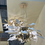 Люстра подвесная с белыми матовыми и золотыми глянцевыми листьями Wintery flovers варинант исполнения - 4 | Loft Concept в Москве