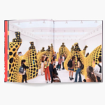 Книга по искусству Yayoi Kusama: I Spend Each Day Embracing Flowers варинант исполнения - 4 | Loft Concept в Москве