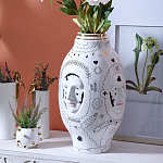 Ваза с декоративными лицами и графическими элементами в виде сердец и символов Faces of Imagination варинант исполнения - 3 | Loft Concept в Москве