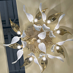 Люстра потолочная с декоративными белыми и золотистыми листьями Wintery flovers варинант исполнения - 5 | Loft Concept в Москве