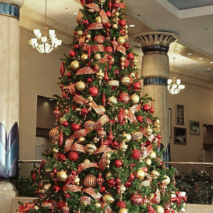 Дизайнерская Новогодняя Елка с Красным и Золотым декором Christmas Tree Golden Braid