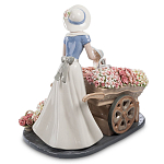 Статуэтка фарфоровая Девушка и маленькая девочка с цветами Charming Statuette варинант исполнения - 3 | Loft Concept в Москве
