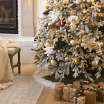 Дизайнерская Елка украшенная шарами в бежевых тонах и декором в виде белых цветов и шишек варинант исполнения - 2 | Loft Concept в Москве