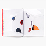 Книга по искусству Yayoi Kusama: I Spend Each Day Embracing Flowers варинант исполнения - 5 | Loft Concept в Москве