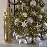 Украшенная Новогодняя Елка с серебряными шарами и звездами варинант исполнения - 2 | Loft Concept в Москве