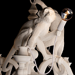 Люстра с тремя фигурами обезьян с лампочками в руках белого цвета Hanging Monkey варинант исполнения - 4 | Loft Concept в Москве