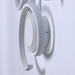 Бра белого цвета с изогнутыми световыми линиями и круглым основанием Luke Lampco Tracer Lamp варинант исполнения - 6 | Loft Concept в Москве