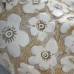 Статуэтка курица с резными белыми цветами на бежевой фактурной поверхности Rustic Chicken варинант исполнения - 2 | Loft Concept в Москве