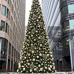 Уличная Новогодняя Ель с золотыми шарами и звездой на вершине в комплекте варинант исполнения - 1 | Loft Concept в Москве