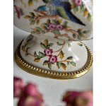 Ваза белого цвета из фарфора с цветочным рисунком и бронзовыми ручками с фигурками птиц Eden Garden porcelain and bronze варинант исполнения - 3 | Loft Concept в Москве