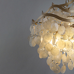 Люстра подвесная с белыми перламутровыми подвесками и изогнутыми золотистыми элементами Диаметр 50 см SHELL Chandelier варинант исполнения - 3 | Loft Concept в Москве
