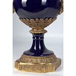 Ваза темно-синего цвета из фарфора с бронзовыми ручками в виде фигур Eden Garden porcelain and bronze варинант исполнения - 4 | Loft Concept в Москве