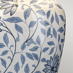 Настольная лампа с керамическим основанием в белом цвете с синим цветочным орнаментом на темной деревянной подставке и тканевым абажуром Elstead Lighting варинант исполнения - 4 | Loft Concept в Москве