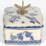 Фарфоровая шкатулка с бронзовой стрекозой Blue and White варинант исполнения - 2 | Loft Concept в Москве